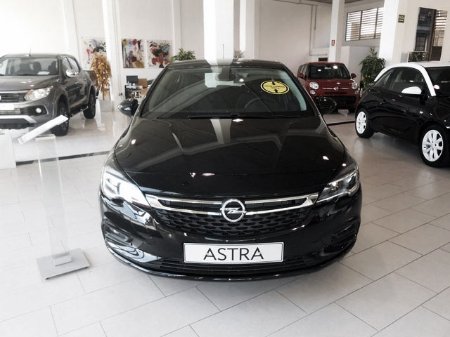 Foto real de la exposicin de venta de coches