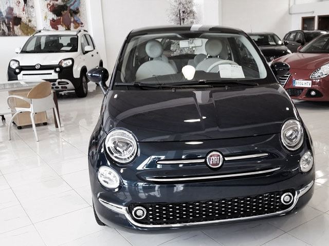 Foto real de la exposicin de venta de coches