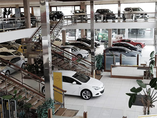 Foto real de la exposicin de venta de coches