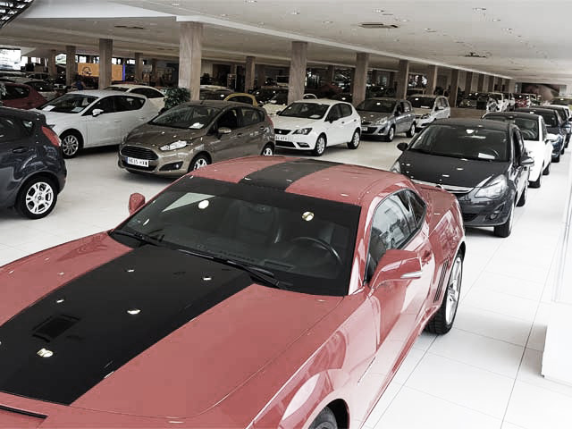 Foto real de la exposicin de venta de coches