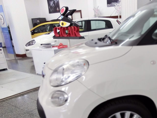 Foto real de la exposicin de venta de coches