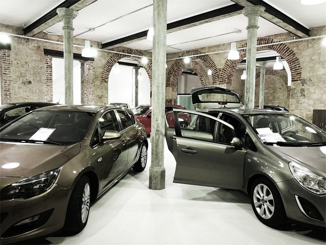 Foto real de la exposicin de venta de coches