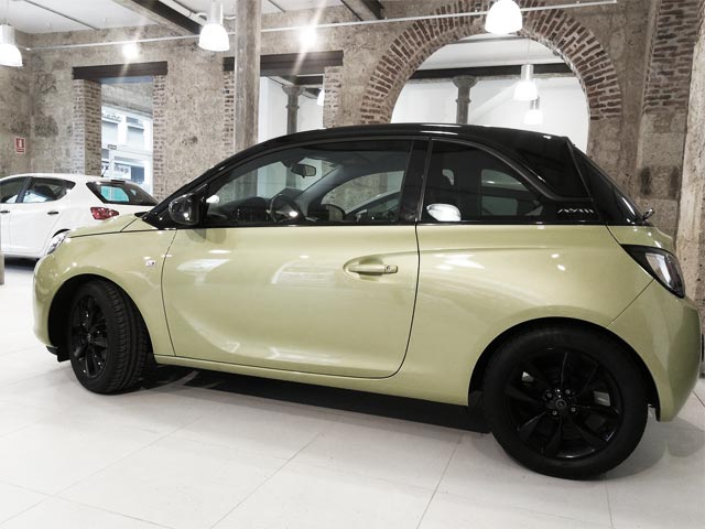 Foto real de la exposicin de venta de coches