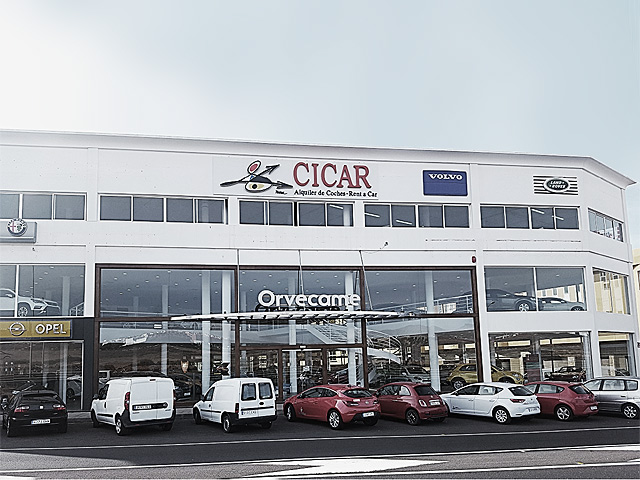 Foto real de la exposicin de venta de coches