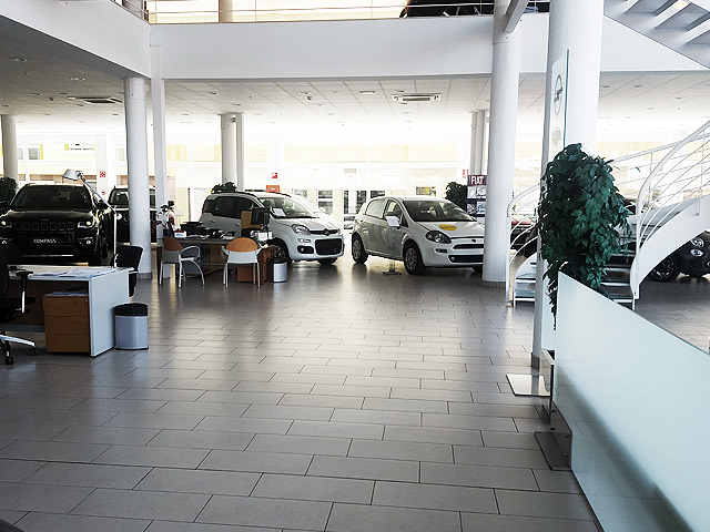 Foto real de la exposicin de venta de coches