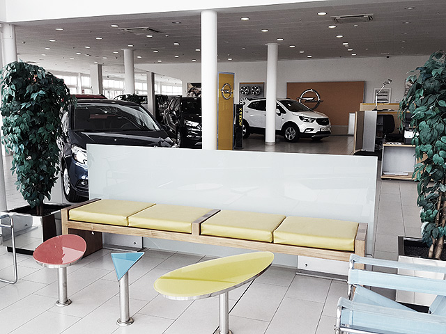 Foto real de la exposicin de venta de coches